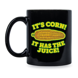 Può includere: Tazza da caffè nera con un'immagine di pannocchia di mais gialla e il testo "It's corn! It has the juice!"