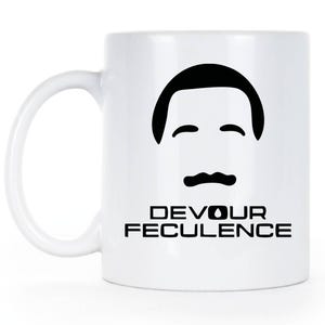 Puede incluir: Taza de cerámica blanca con una silueta negra de un rostro masculino y el texto "DEVOUR FECULENCE".