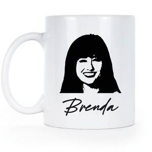Könnte beinhalten: Weiße Keramiktasse mit einem Schwarzweißbild einer Frau mit dem Namen "Brenda" in Kursivschrift unter dem Bild.