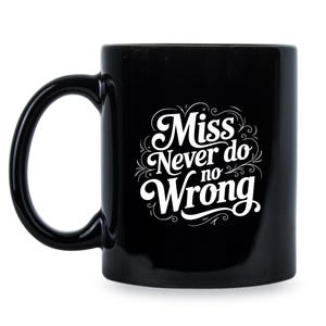 Peut inclure: Mug en céramique noire avec une anse incurvée. Le mug présente le texte blanc "Miss Never do no Wrong" dans une police de caractères décorative. Le mug est de couleur noire unie.