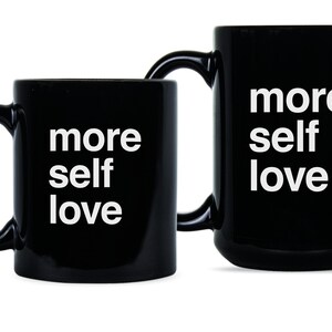 Pode incluir: Duas canecas de cer&acirc;mica preta com texto branco que diz "more self love".