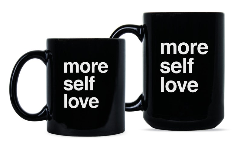 Pode incluir: Duas canecas de cer&acirc;mica preta com texto branco que diz "more self love".