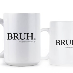 K&ouml;nnte beinhalten: Zwei wei&szlig;e Keramikbecher mit schwarzem Text. Der Text auf beiden Bechern lautet "BRUH. -FORMERLY KNOWN AS MOM".