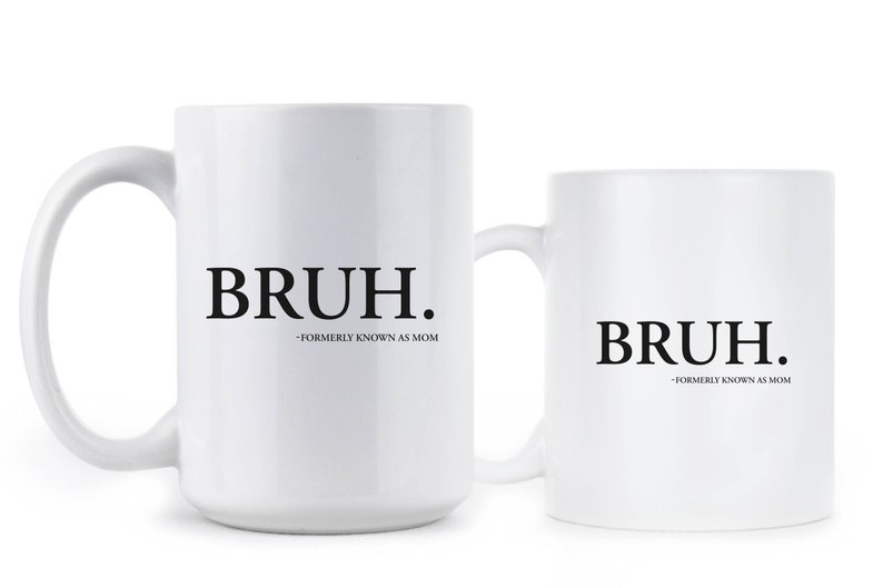 K&ouml;nnte beinhalten: Zwei wei&szlig;e Keramikbecher mit schwarzem Text. Der Text auf beiden Bechern lautet "BRUH. -FORMERLY KNOWN AS MOM".