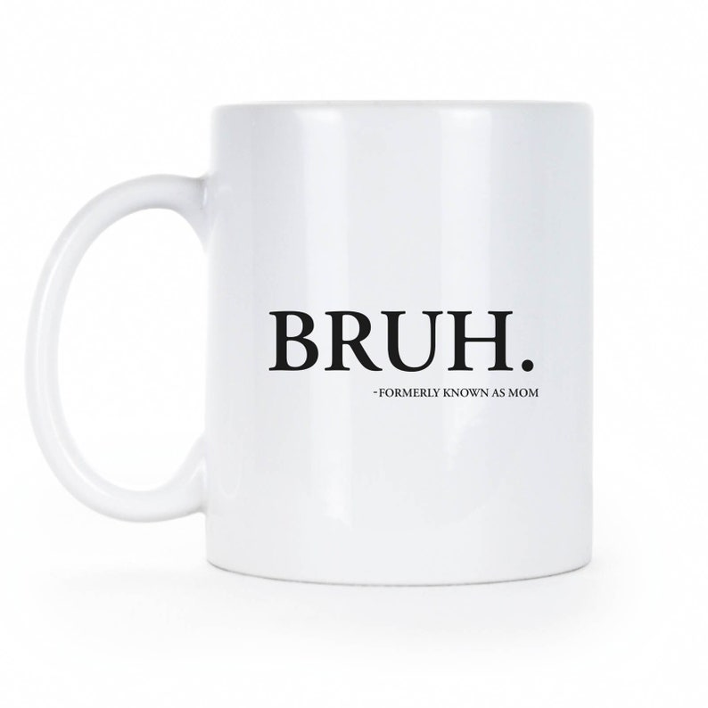 K&ouml;nnte beinhalten: Wei&szlig;e Keramik-Kaffeetasse mit schwarzem Text, der "BRUH. - FORMERLY KNOWN AS MOM" lautet