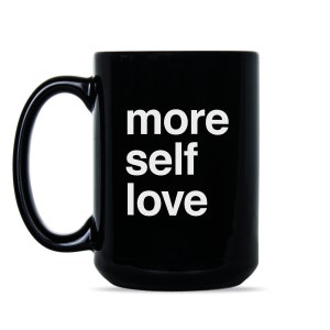 Pode incluir: Caneca de cer&acirc;mica preta com texto branco que diz "more self love".