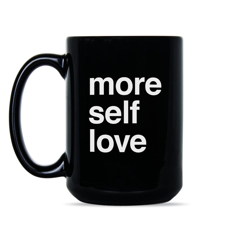 Pode incluir: Caneca de cer&acirc;mica preta com texto branco que diz "more self love".