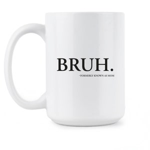 K&ouml;nnte beinhalten: Wei&szlig;e Keramik-Kaffeetasse mit schwarzer Aufschrift "BRUH. -FORMERLY KNOWN AS MOM"