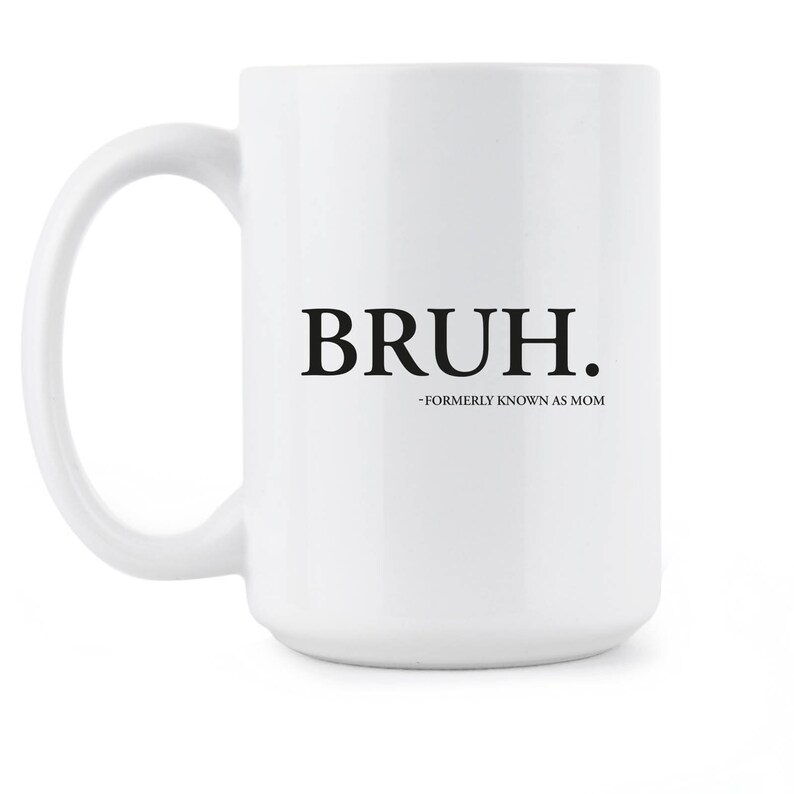 K&ouml;nnte beinhalten: Wei&szlig;e Keramik-Kaffeetasse mit schwarzer Aufschrift "BRUH. -FORMERLY KNOWN AS MOM"