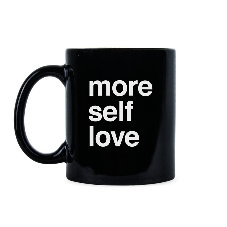 Pode incluir: Caneca de cer&acirc;mica preta com texto branco que diz "more self love".