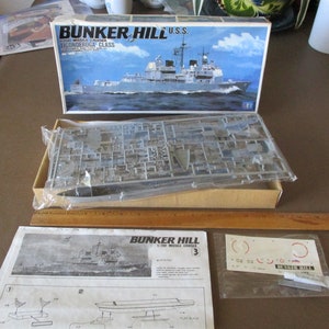 Vintage U.S.S. Bunker Hill Missile Cruiser US Navy Military Ship Model Open Box Sealed Bags by LEE 1/700 scale