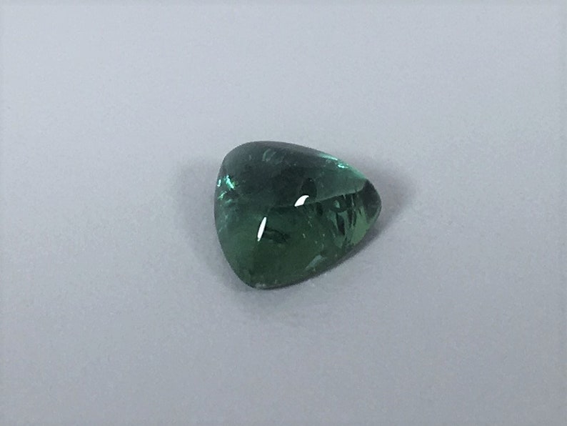 Lot de tourmalines vertes et roses sur papier de tailles