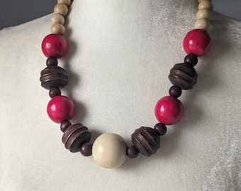 collar de cuentas de madera gruesa