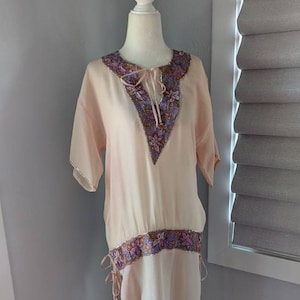 blusa longa rosa de seda e lantejoulas