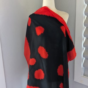 Pañuelo de seda, Bill Blass, diseño abstracto en rojo y negro, dobladillo hecho a mano imagen 2