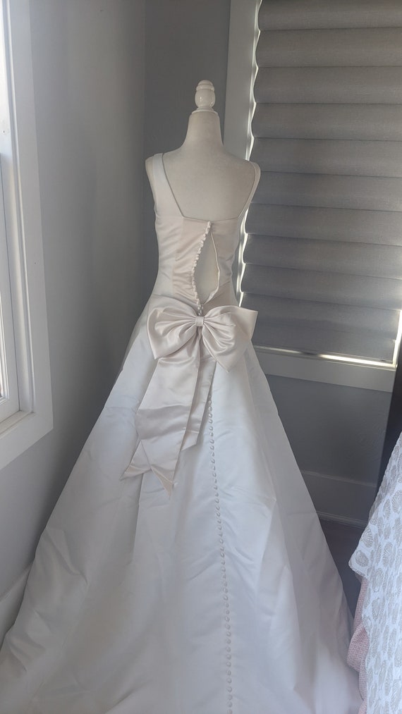 Elegant white satin wedding dress size 4