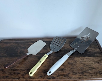 Vintage kitchen spatulas (JJ)