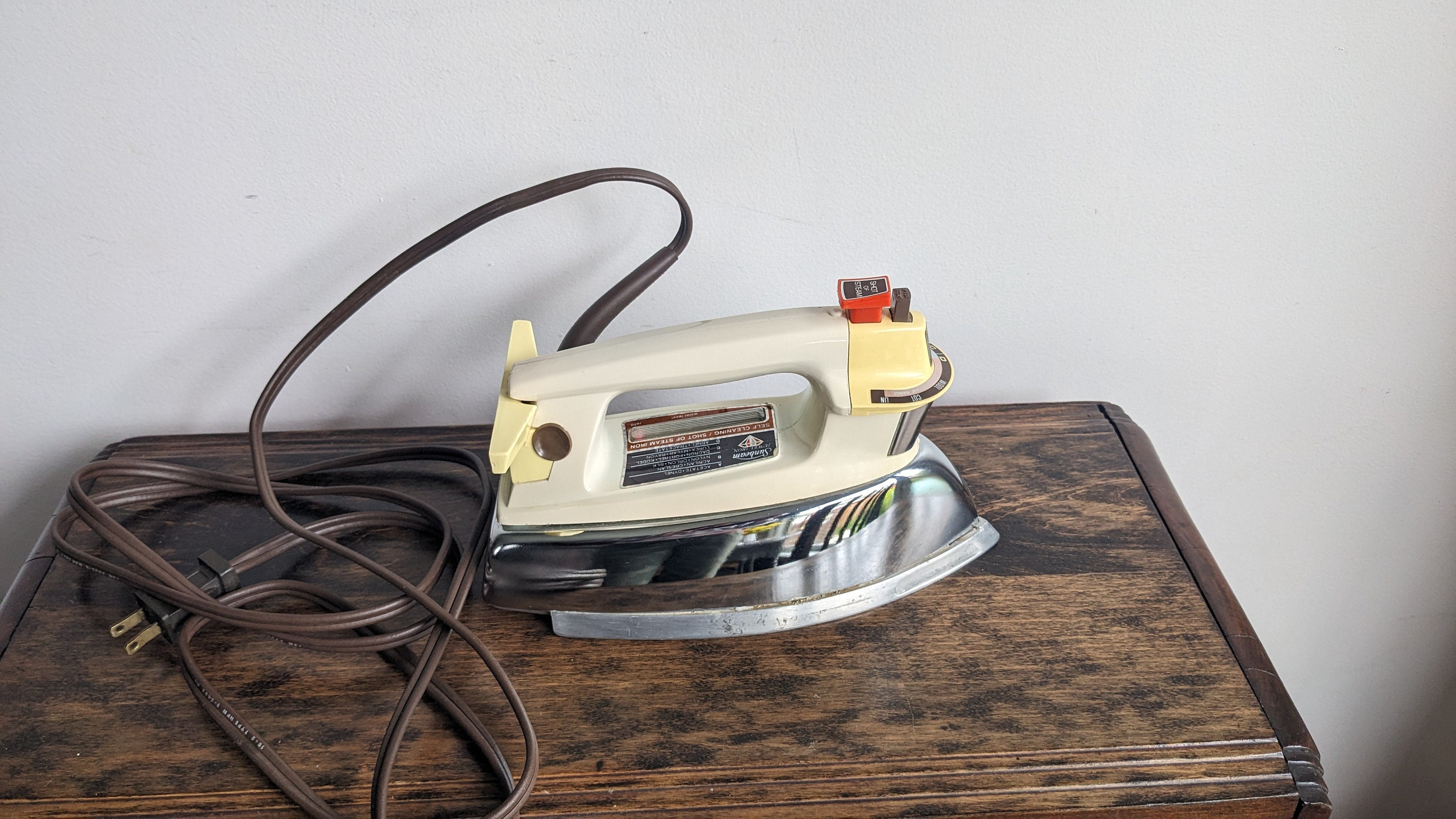 サンビーム　ヴィンテージ スチームアイロン　アメリカ雑貨 Vintage Sunbeam Clothes Iron With Steam - Etsy