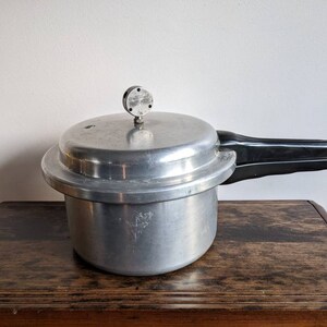 vintage 4 quart Mirro-matic pressure cooker, heavy aluminum jiggle