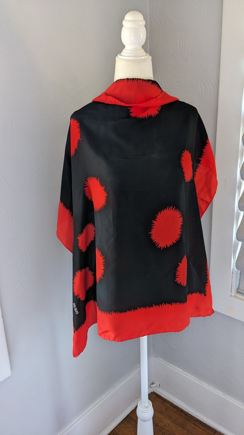 Pañuelo de seda, Bill Blass, diseño abstracto en rojo y negro, dobladillo hecho a mano imagen 3