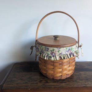 Longaberger basket with liner and lid, 1996 wooden basket