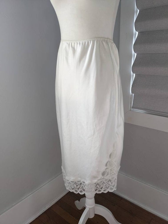 Gorgeous skirt half slip size small - image 1