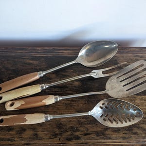 Ekco wooden handle kitchen cooking utensils, spatula, spoons, fork (T)