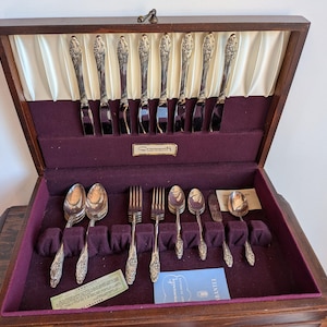 Puede incluir: Un juego de tres tazas de cerámica con un acabado moteado y mate. Las tazas son de color crema, gris claro y gris oscuro. Cada taza tiene un diseño simple y minimalista y un asa redondeada.