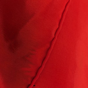 Pañuelo de seda, Bill Blass, diseño abstracto en rojo y negro, dobladillo hecho a mano imagen 5