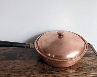 Sartén francesa antigua de cobre con tapa