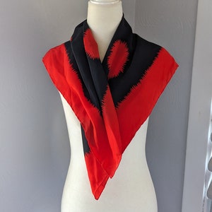 Pañuelo de seda, Bill Blass, diseño abstracto en rojo y negro, dobladillo hecho a mano imagen 1