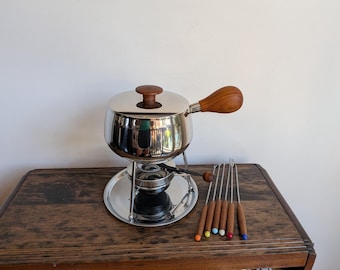Panela de fondue vintage em aço inoxidável com alças de madeira e garfos de fondue coloridos