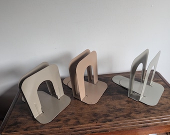 Metalowe podpórki do książek w stylu vintage