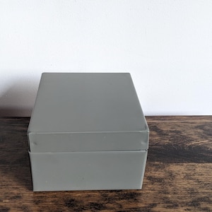 Caja de archivo de metal vintage
