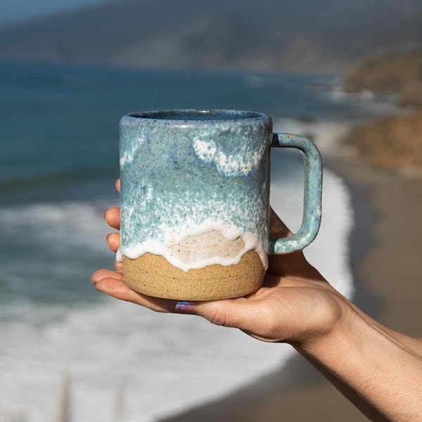 Taza de cerámica hecha a mano con diseño de costa oceánica: taza de café con decoración playera