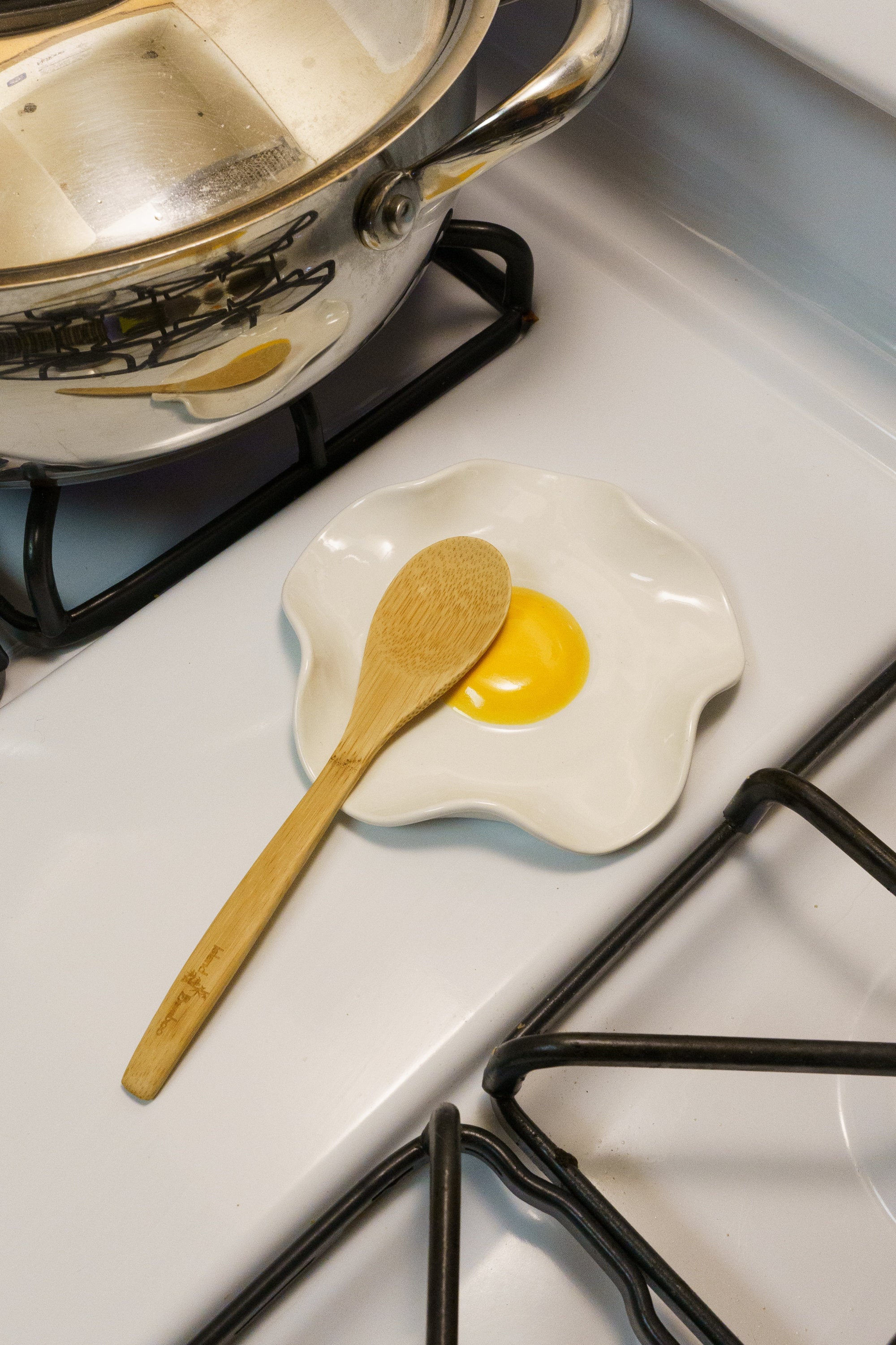 Repose-cuillère à œufs sur le plat Accessoires de cuisine en céramique  faits main 5 po. de large -  France