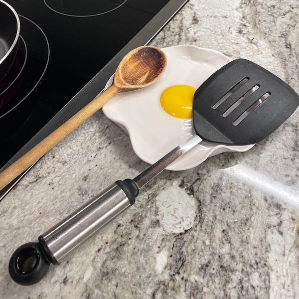 Reposacucharas grande para huevos fritos - Accesorios de cocina de cerámica hechos a mano (19 cm de ancho)