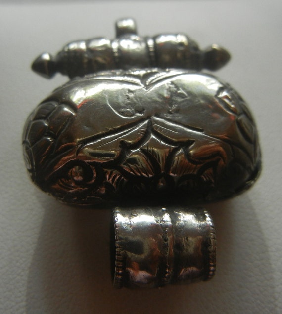 Small Tibetan Gau Box silver antique amulet 9.8 g… - image 5