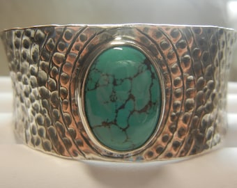 Brazalete vintage de plata de ley con turquesa: diseño martillado, artesanal, pesado 45 gramos.