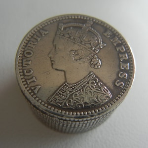 Rare Empress Victoria 1862 & 1898 silver India 1/4-rupee coins snuff box 13.2 grams, 3/4&quot; diameter. Small silver snuff box. Antique Pill box