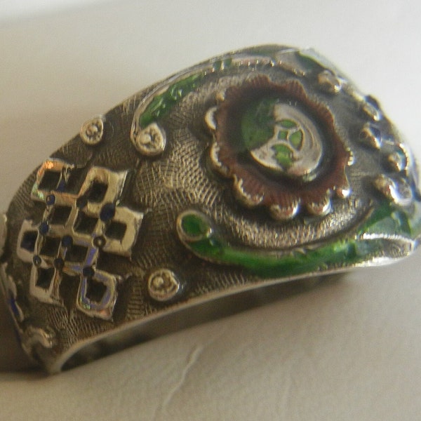 Antiguo anillo chino de murciélagos y símbolos de plata de ley con esmalte desgastado, 8,9 gramos, tamaño 8,25, 1/2"x 3/4". Antiguo anillo envolvente asiático. Joyas de plata chinas.