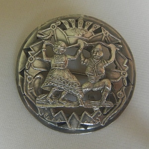 Spilla in argento sterling con coppia di ballerini peruviani, 17,9 grammi, diametro 4 cm. Gioielli in argento peruviani. Gioielli etnici in argento. Gioielli Forlk Art.