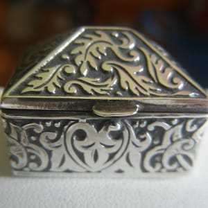 Antique Victorian domed repousse pill or snuff box sterling silver, gold gilt lined 13.1 grams, 1&quot;x3/4&quot;. European snuff box. Silver pill box