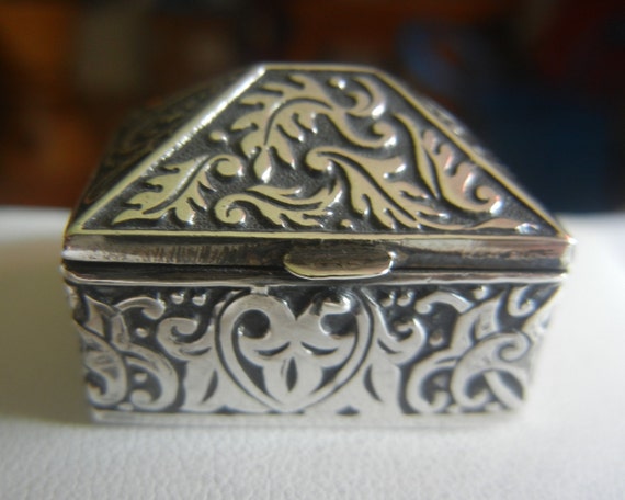 Antique Victorian Sterling Silver Pill Box: Repousse Snuff Box