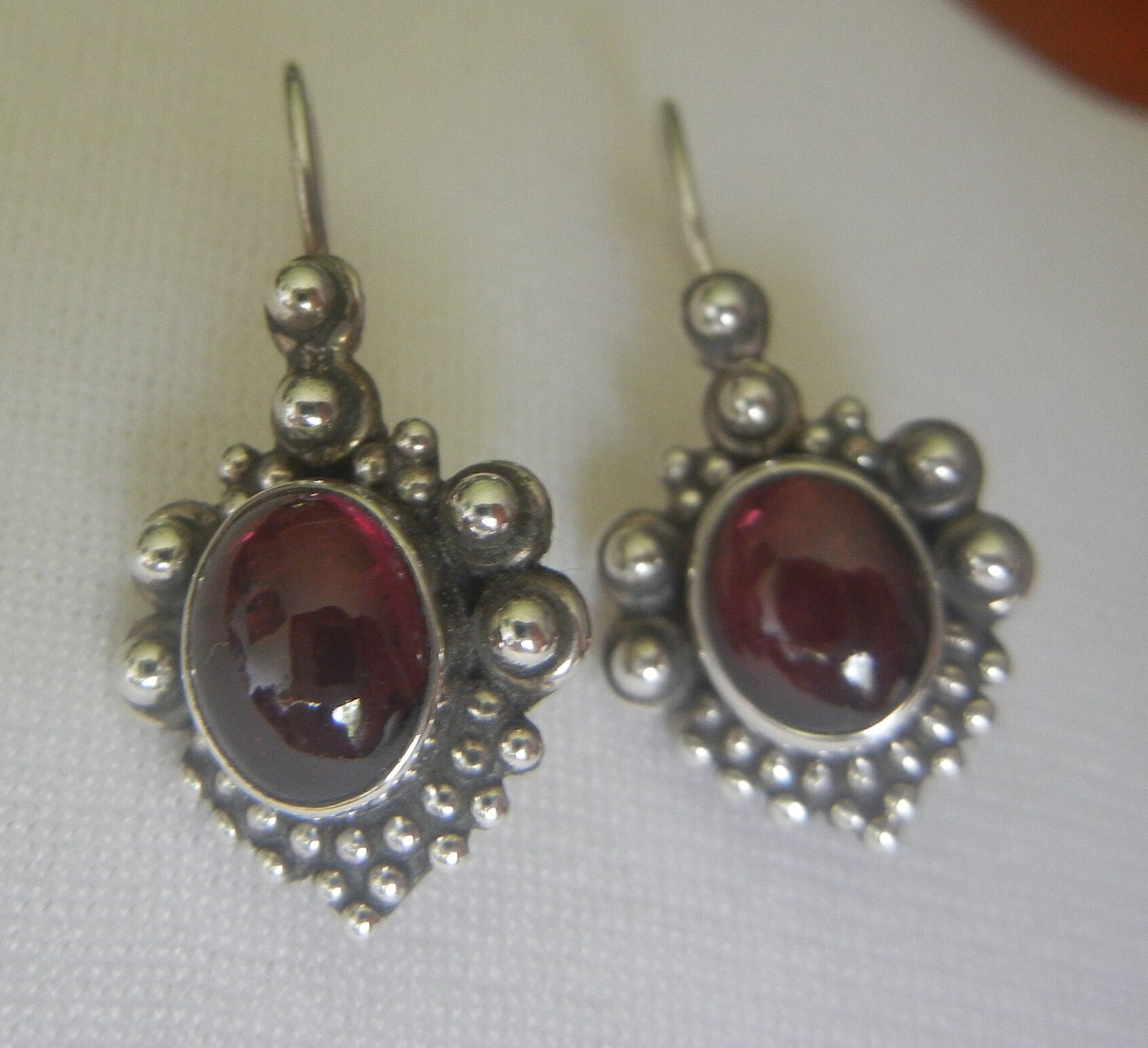 Garnet & sterling silver Bali drop earrings 5.3 grams, 1-1/8" x 1/2".  Garnet silver jewelry.  Bali silver jewelry.  Garnet silver earrings.