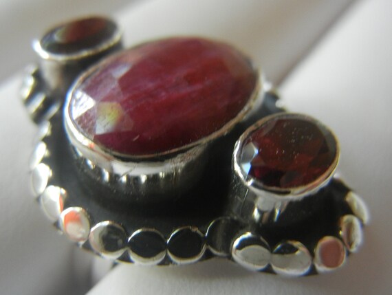 Large vintage ruby, garnet & sterling silver ring… - image 3