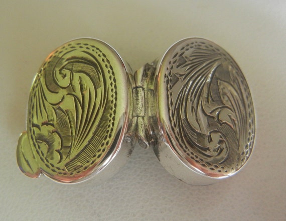 Vintage Embossed Sterling Silver Snuff Box: Tiny … - image 4