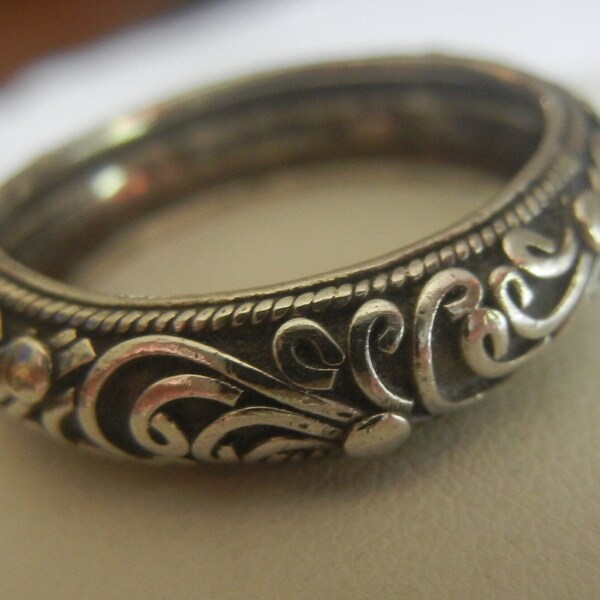 Vintage Bali Suarti filigree ring band sterling silver 3.8 grams, size 8.75.  Handmade filigree Bali ring.  Silver Bali jewelry.  Ring band.