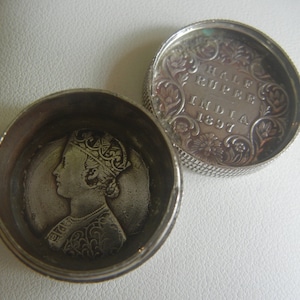Rare Empress Victoria 1862 & 1897 silver India half-rupee coins snuff box 22.5 grams, 1&quot; diameter.  Small silver snuff box. Antique pill box