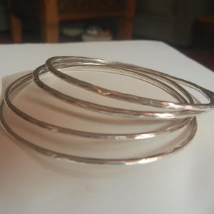 Conjunto de 4 pulseiras de prata esterlina martelada, 23,6 gramas, 19,5 cm x 0,6 cm cada. Pulseiras de prata artesanais. Joias de prata vintage. Pulseiras artesanais.